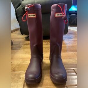 Hunter Tour rain boot. Deep purple.